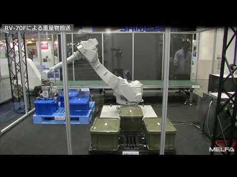 Robot sắp xếp các thùng hàng nặng lên pallet