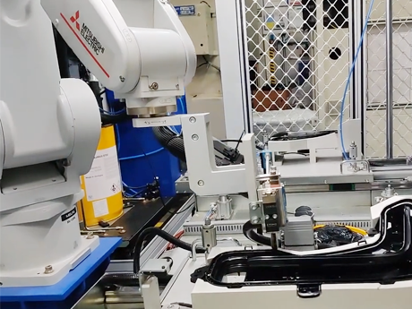 Robot thực hiện thao tác quét keo